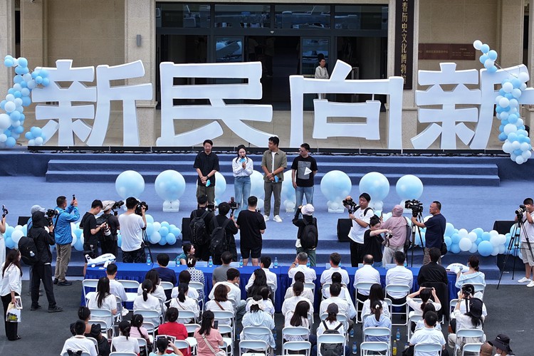该剧主创团队。人民网记者 李洋摄